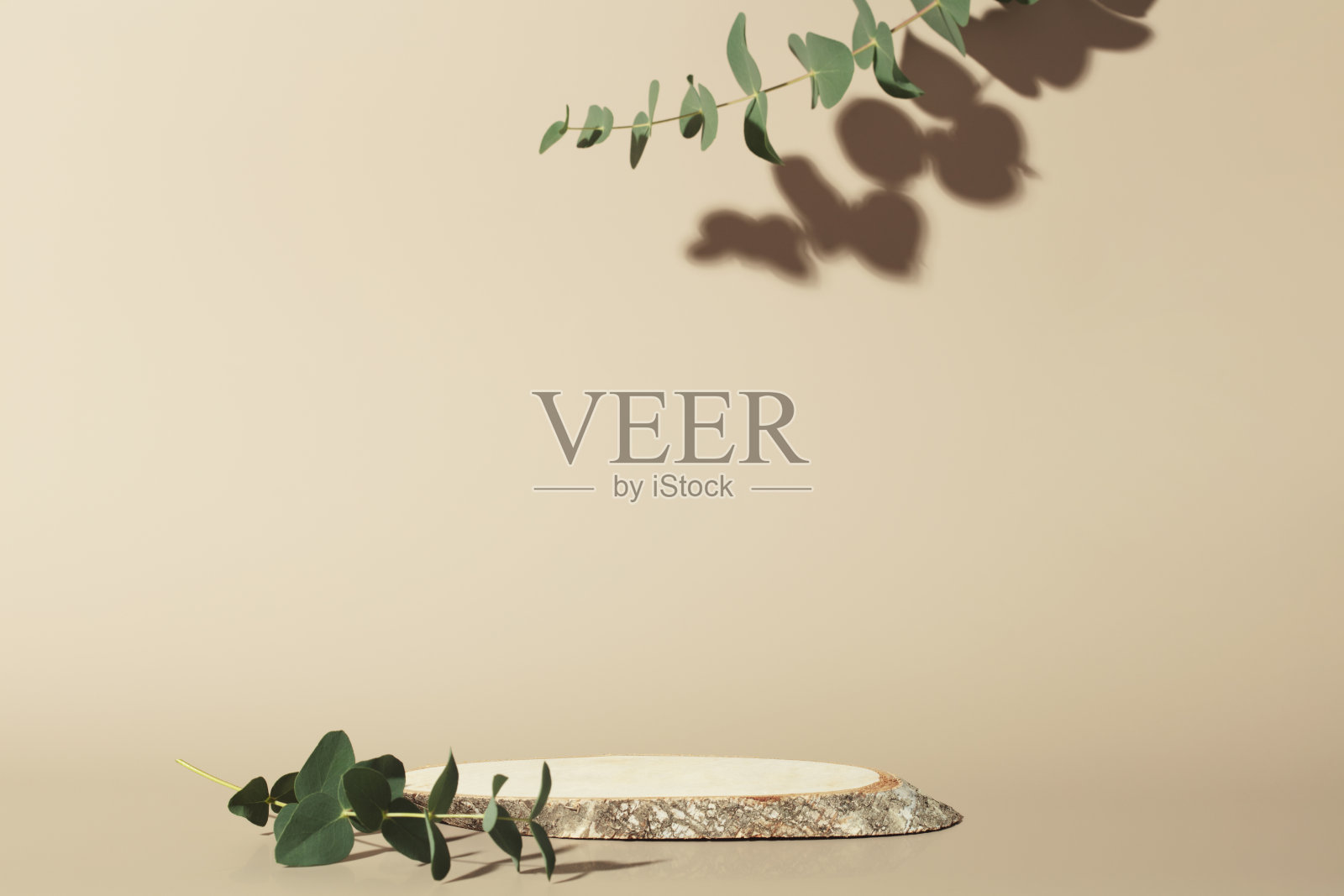 木片讲台上米色的背景为化妆品模型照片摄影图片