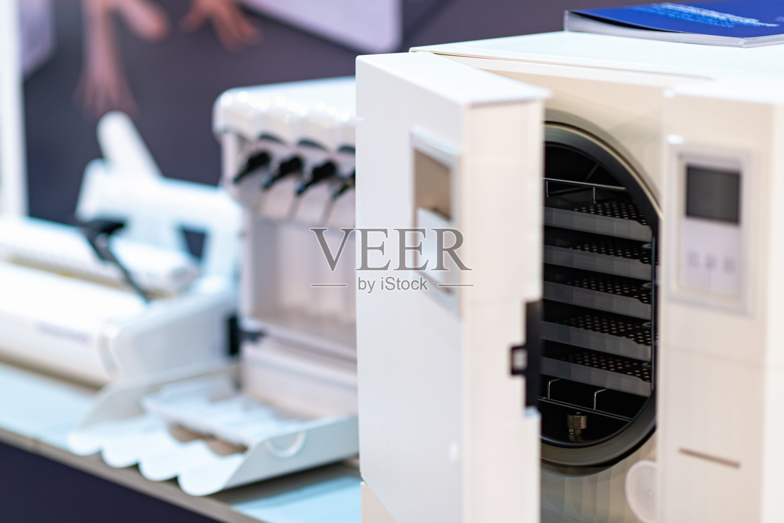 牙科诊所带有高压灭菌器的灭菌台。照片摄影图片