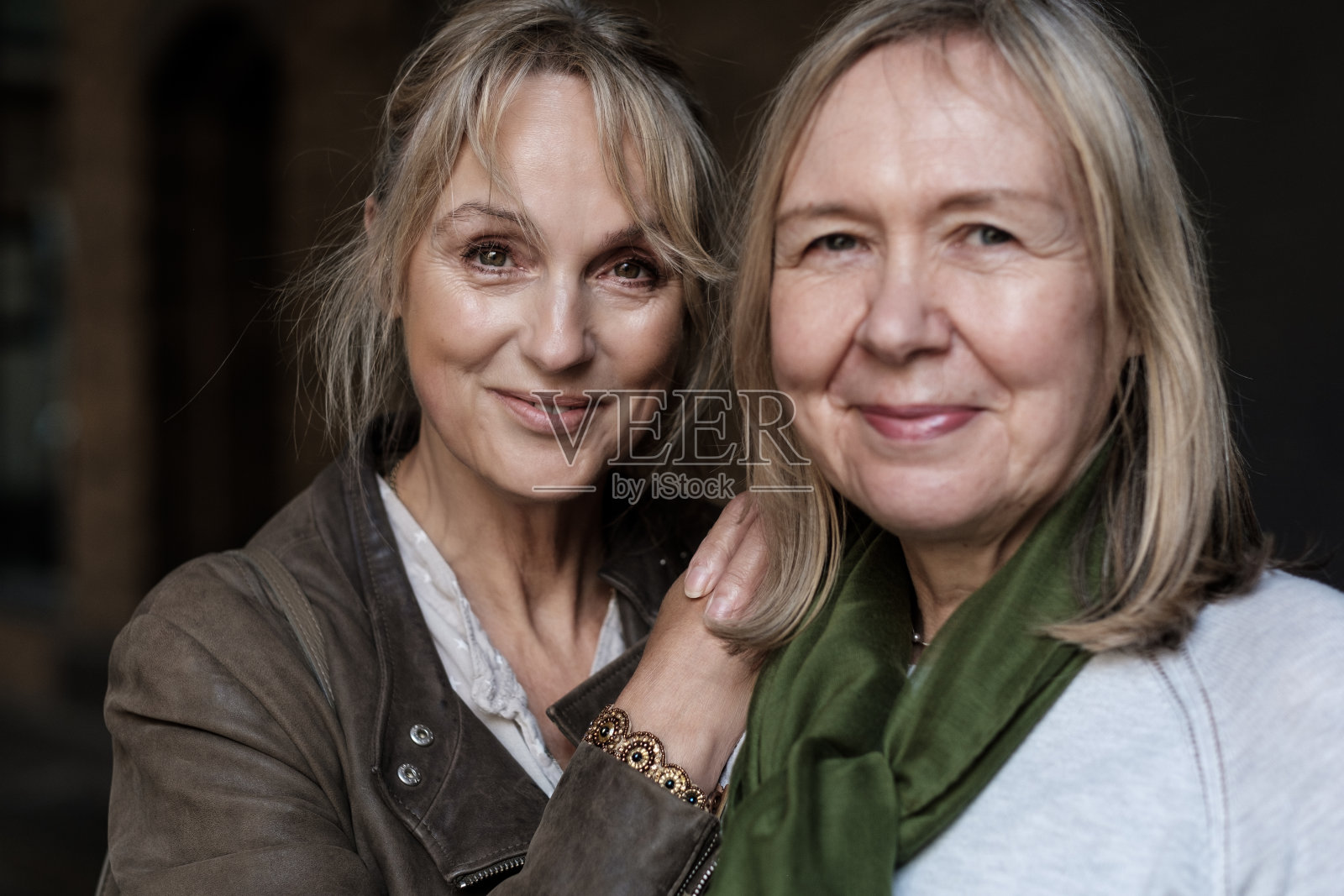 两个成熟的女性朋友正对着镜头摆姿势。照片摄影图片