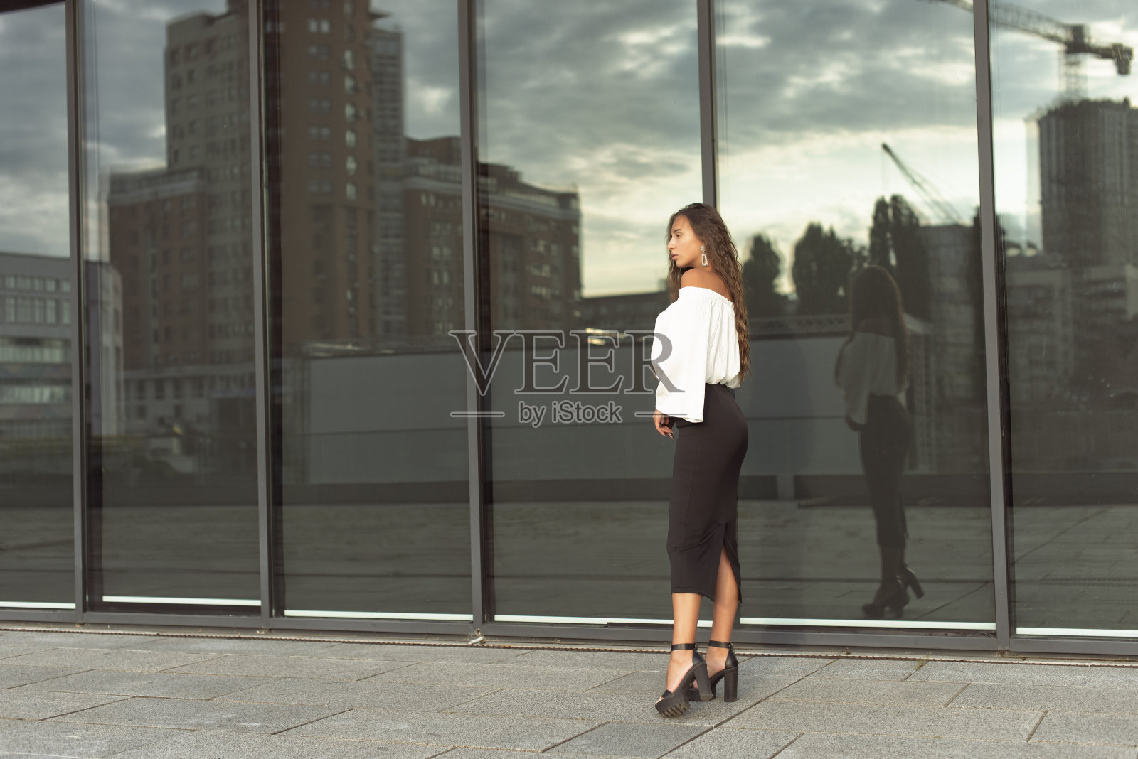 穿着商务风格的女孩照片摄影图片