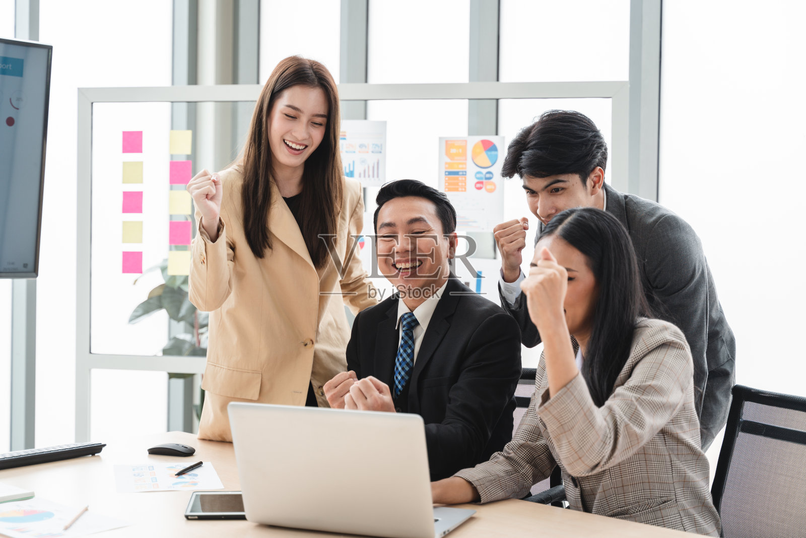 一群成功的企业家和商业人士实现目标，成功的项目照片摄影图片