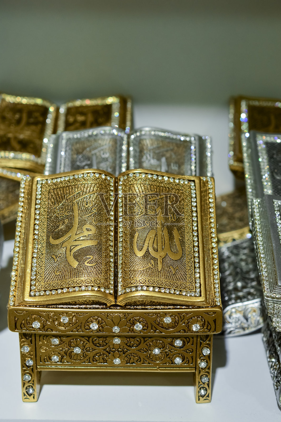 饰有小水晶的土耳其传统奢华纪念品照片摄影图片