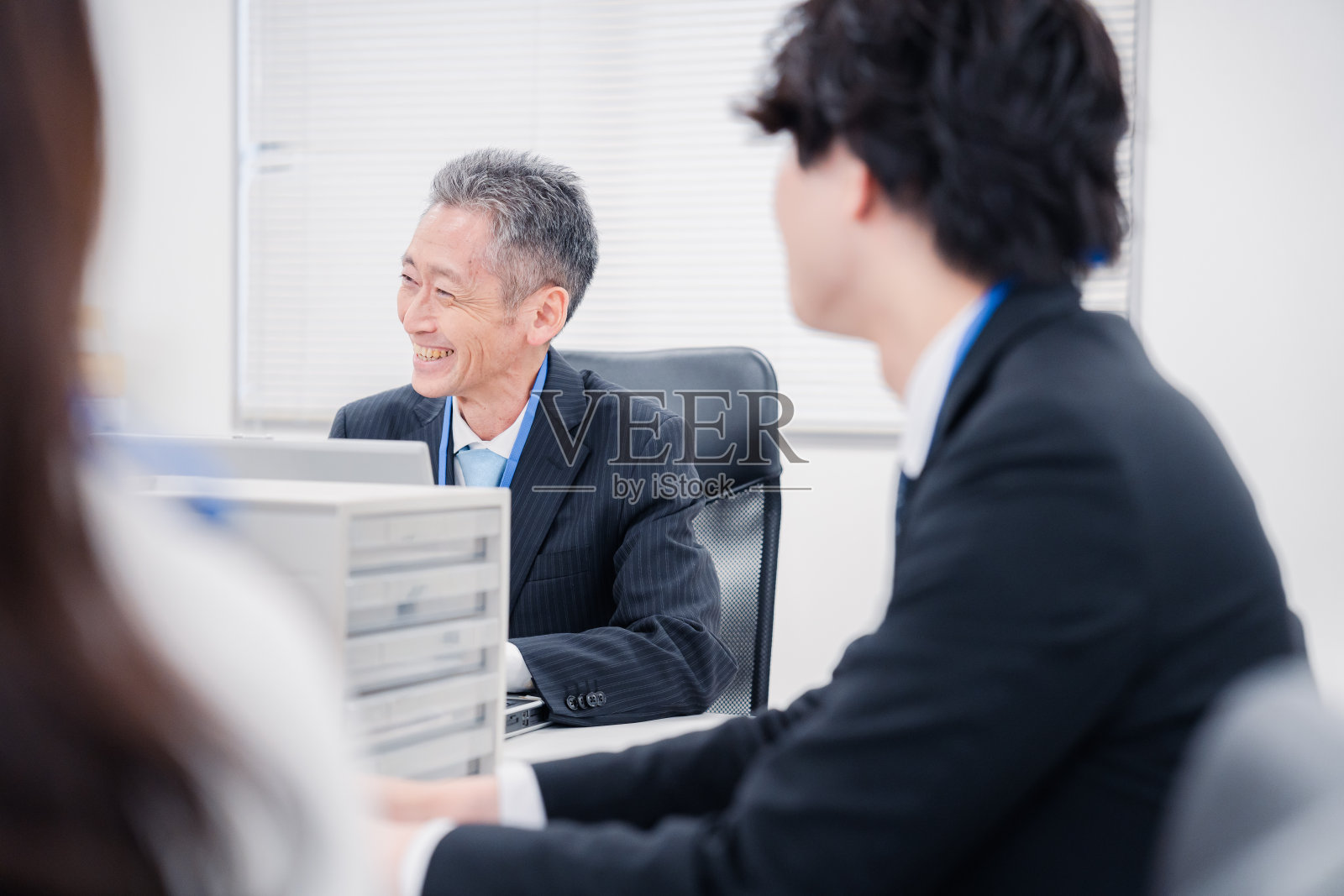 在办公室工作的中层管理人员照片摄影图片