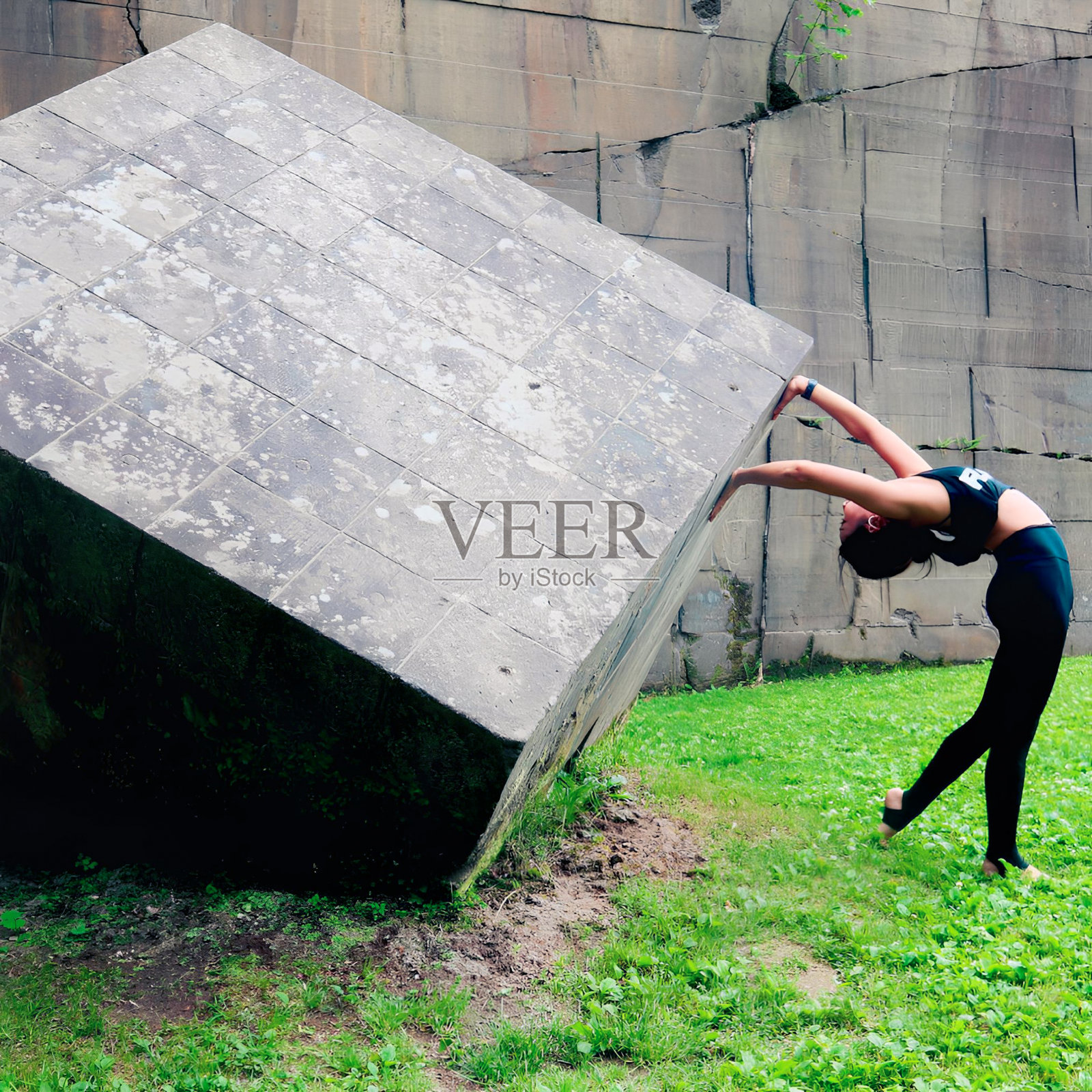 微笑练习瑜伽-05照片摄影图片