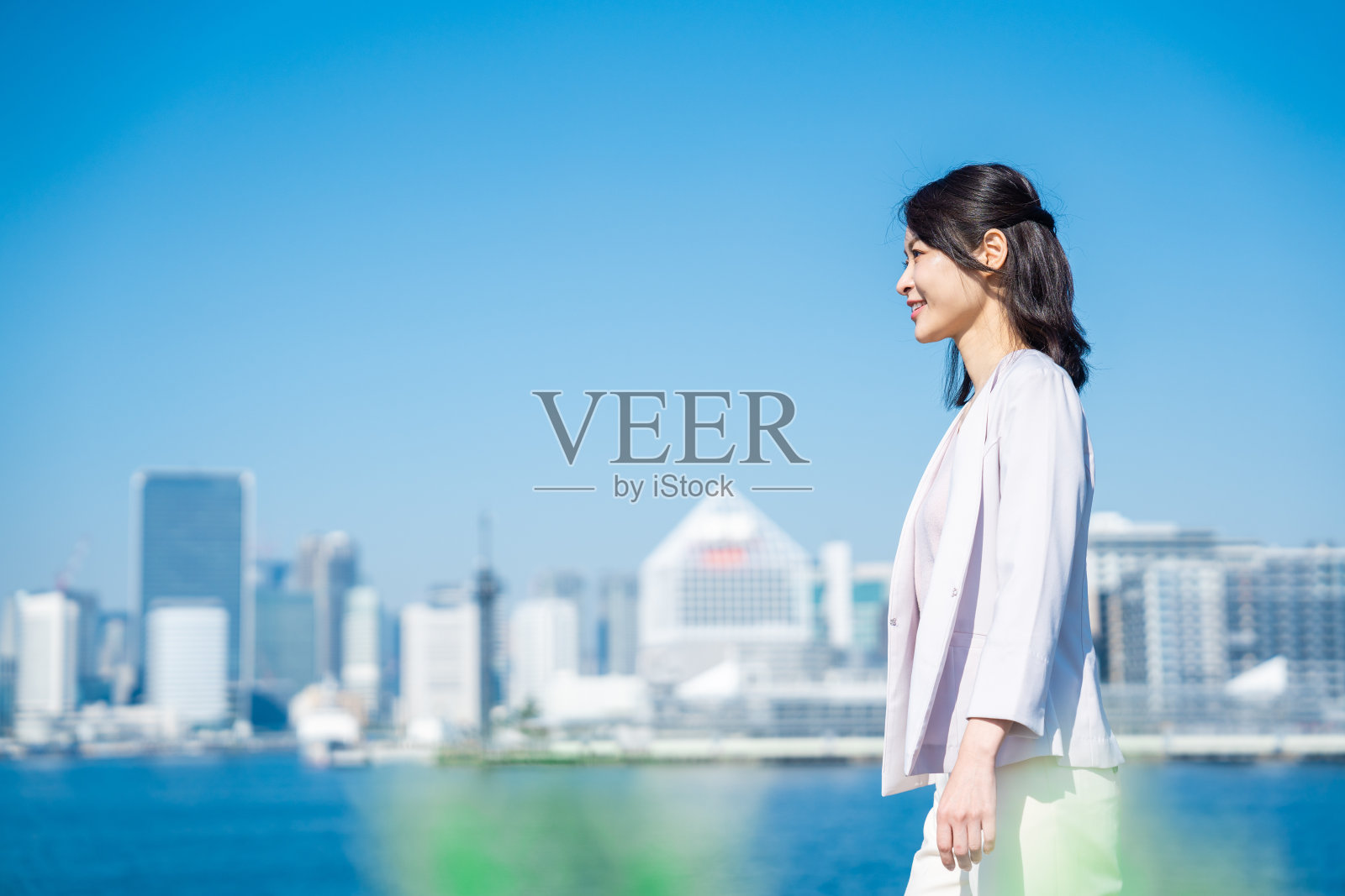 女商人在呼吸新鲜空气照片摄影图片