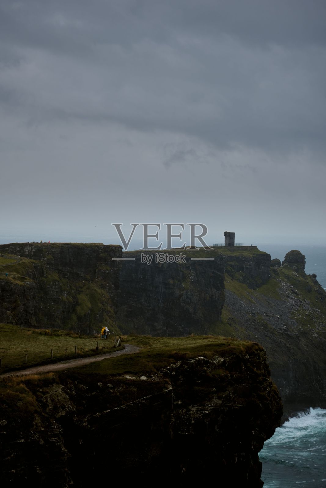 爱尔兰莫赫悬崖的垂直镜头。照片摄影图片