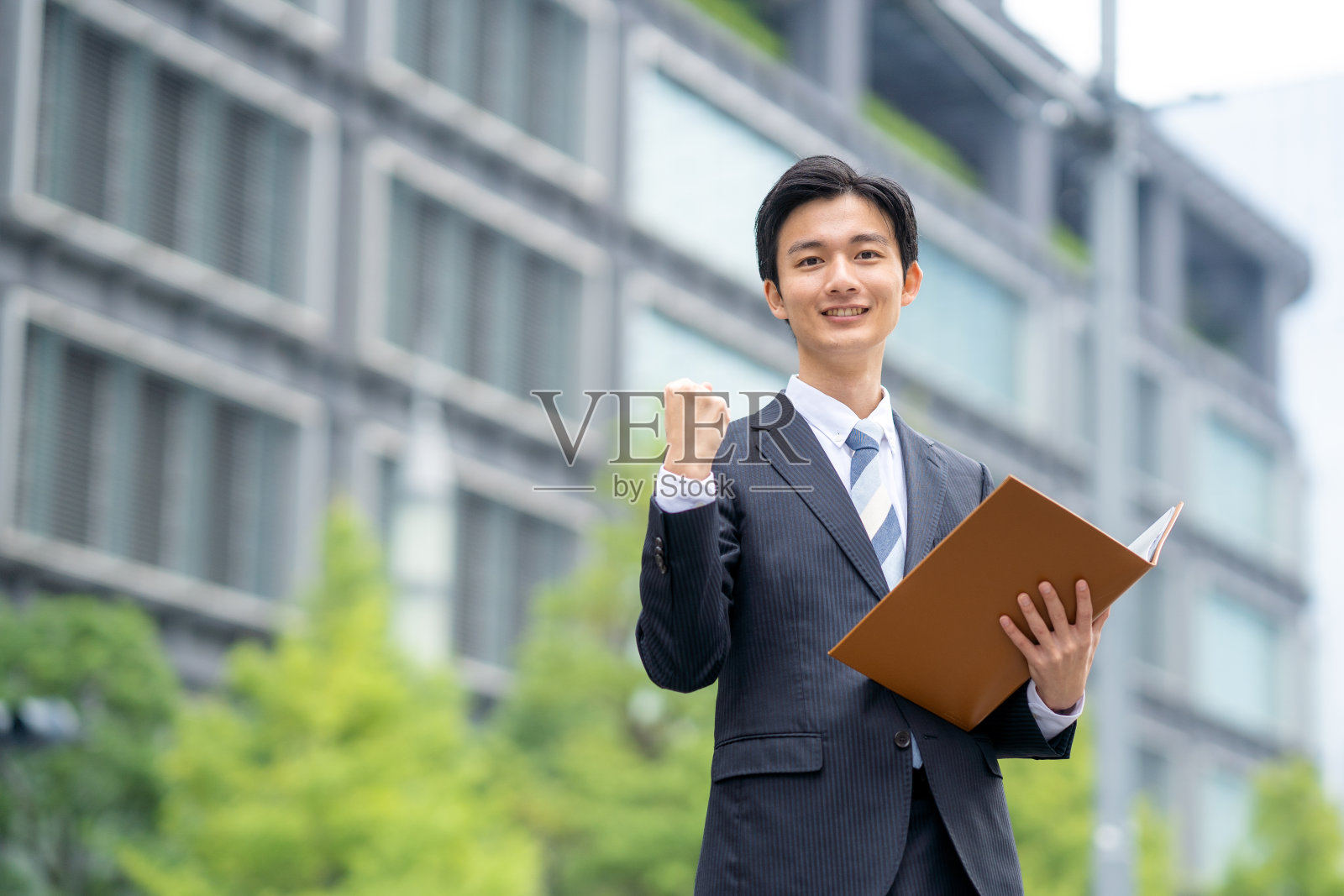 在商业区有档案的商人照片摄影图片