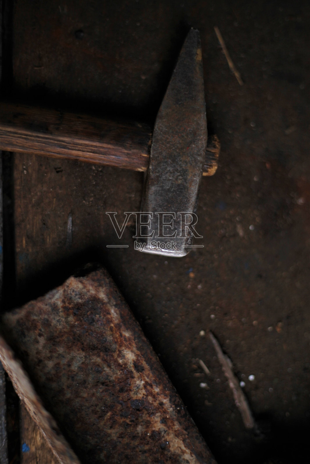 一把带部分扶手的旧锤子照片摄影图片