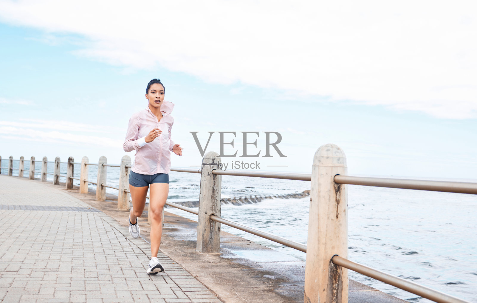 健身，健康或女人跑在海滩，海洋或海洋的健康，锻炼或锻炼马拉松或事件。动力或跑步运动女孩训练，跑步有氧或健康的生活方式照片摄影图片