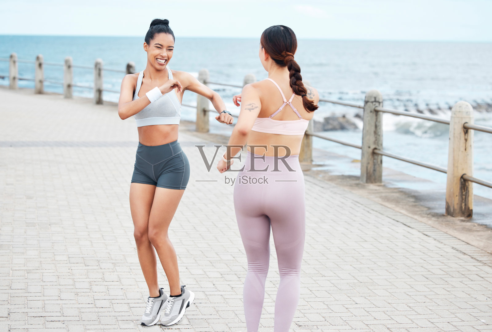 健身，朋友们和女性在跑步前的海滩散步。运动，锻炼和友谊的动机，女孩热身木板路跑拉伸，力量和汗水照片摄影图片