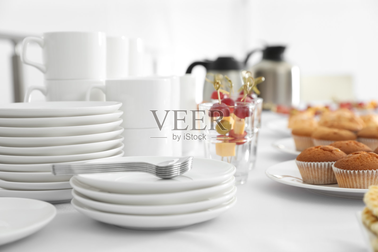 餐桌上摆放着不同的美味小吃和室内餐具。休息时间照片摄影图片