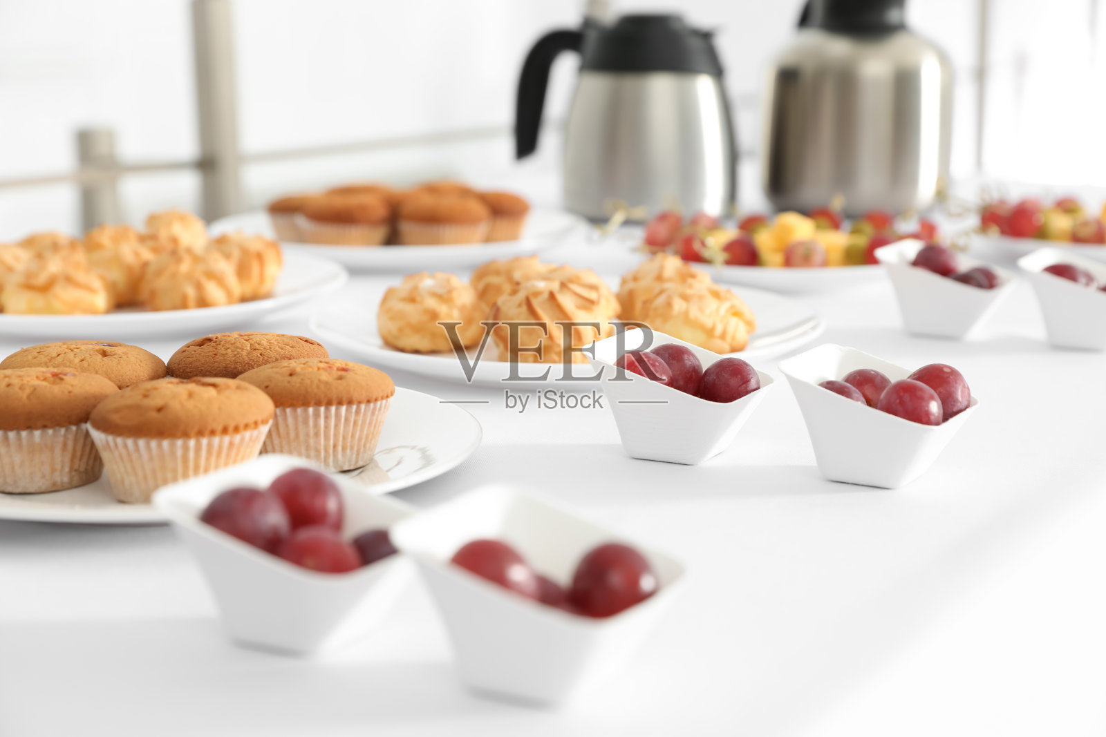 室内备有不同的美味小吃。休息时间照片摄影图片