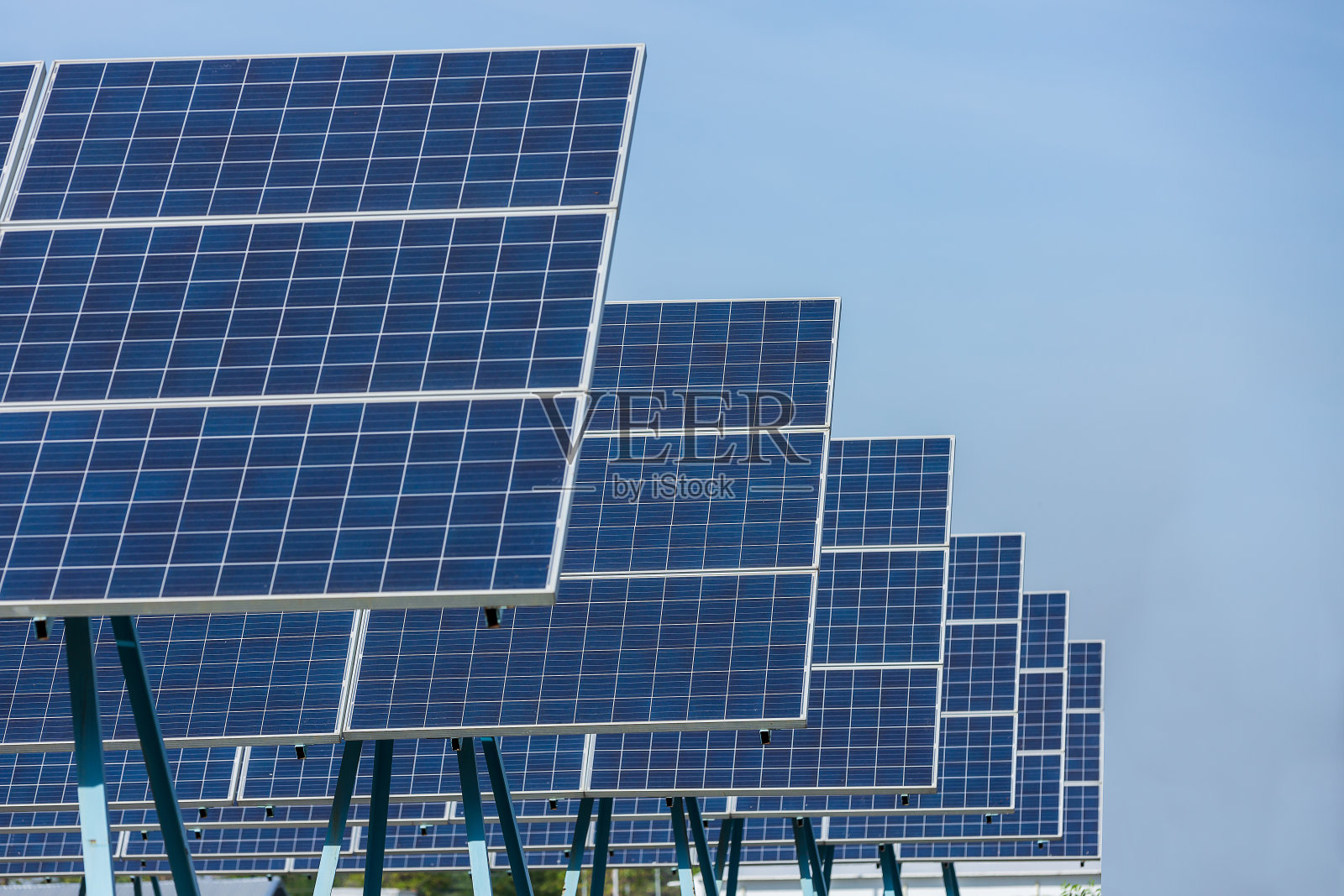 蓝色天空背景下太阳能农场的太阳能电池板。太阳能电站中成排的光伏太阳能电池电池板。绿色能源源于自然和清洁能源的理念照片摄影图片