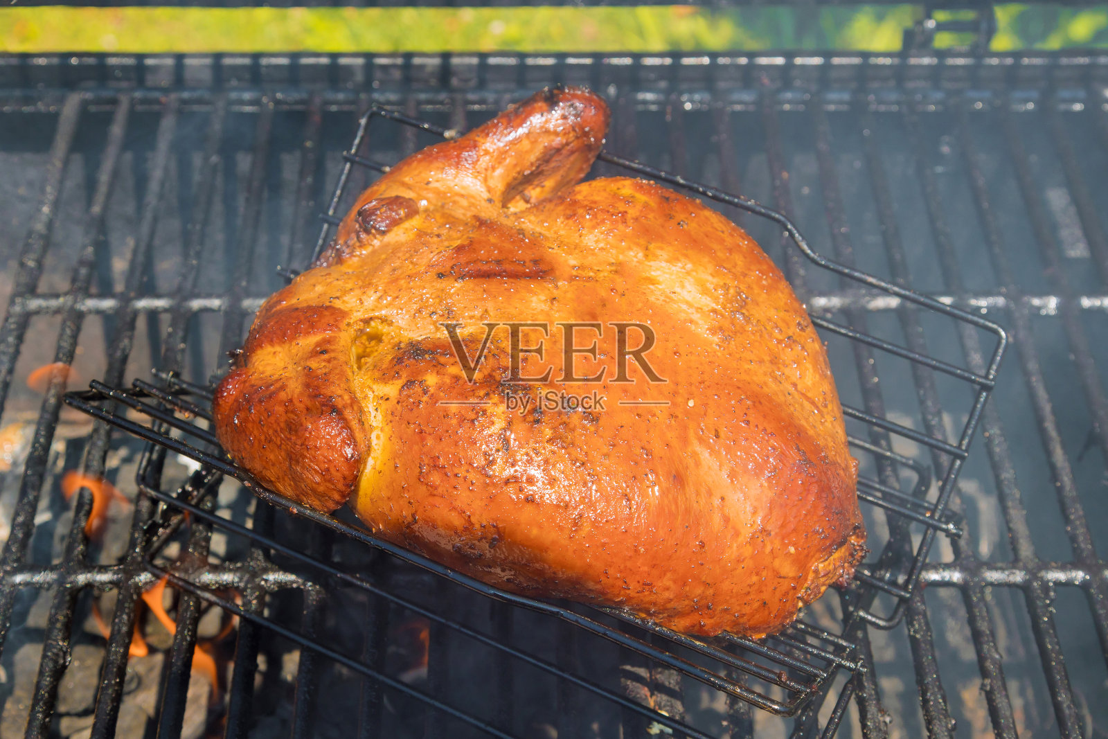 传统的自制烤鸡烧烤架照片摄影图片