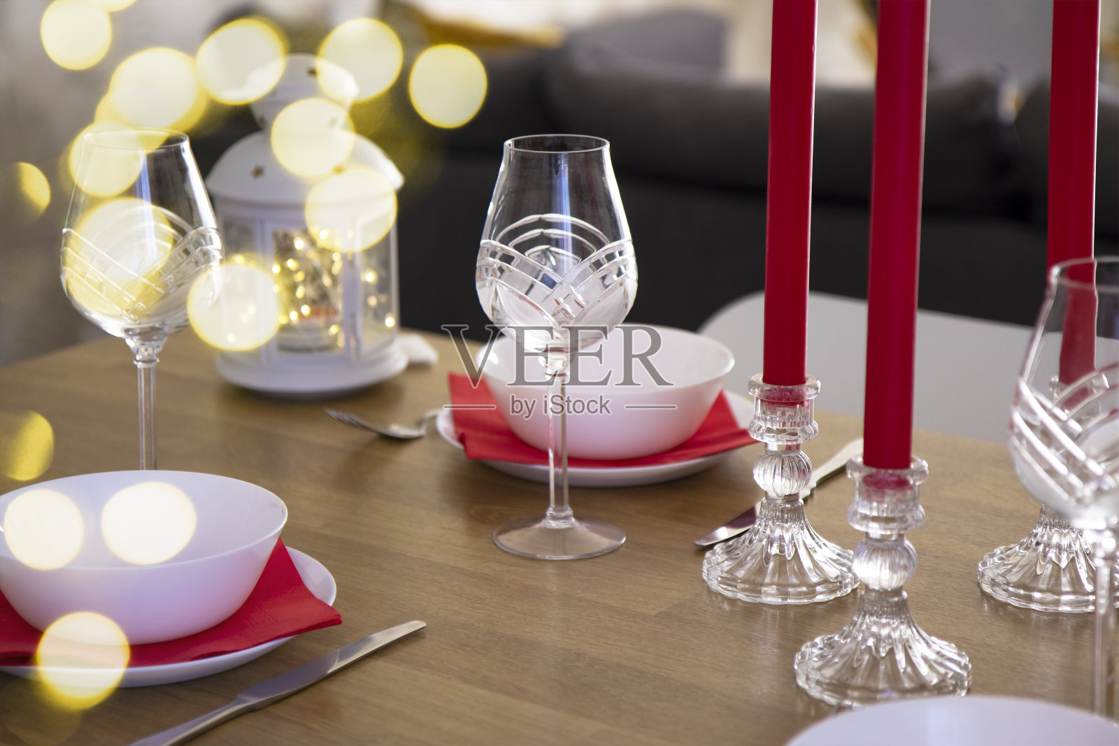 侧面的圣诞节设置的节日桌子。漂亮的白色厨房电器的背景上有一圈散景的斑点。和家人一起度假的概念。照片摄影图片