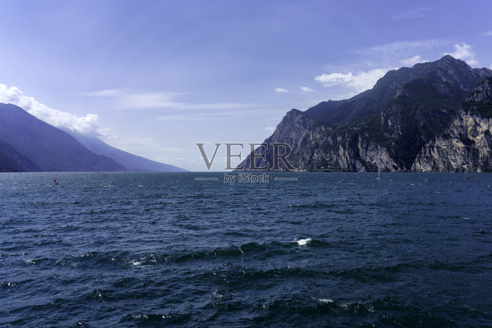 夏天里瓦附近的加尔达湖照片摄影图片