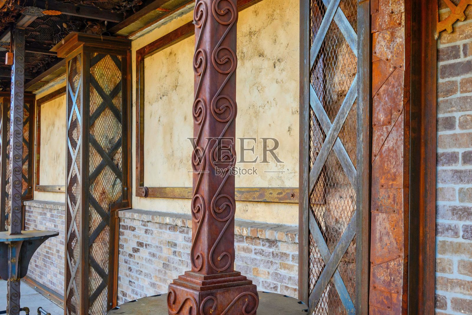 金属乡村精心设计的柱子靠砖墙照片摄影图片