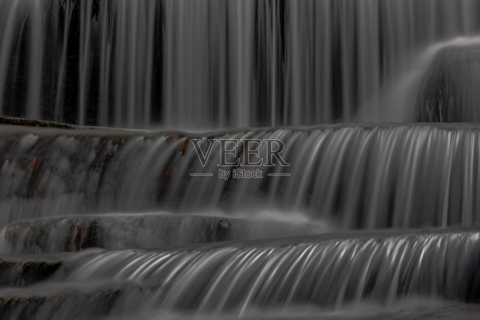 蓝岭山脉的瀑布照片摄影图片