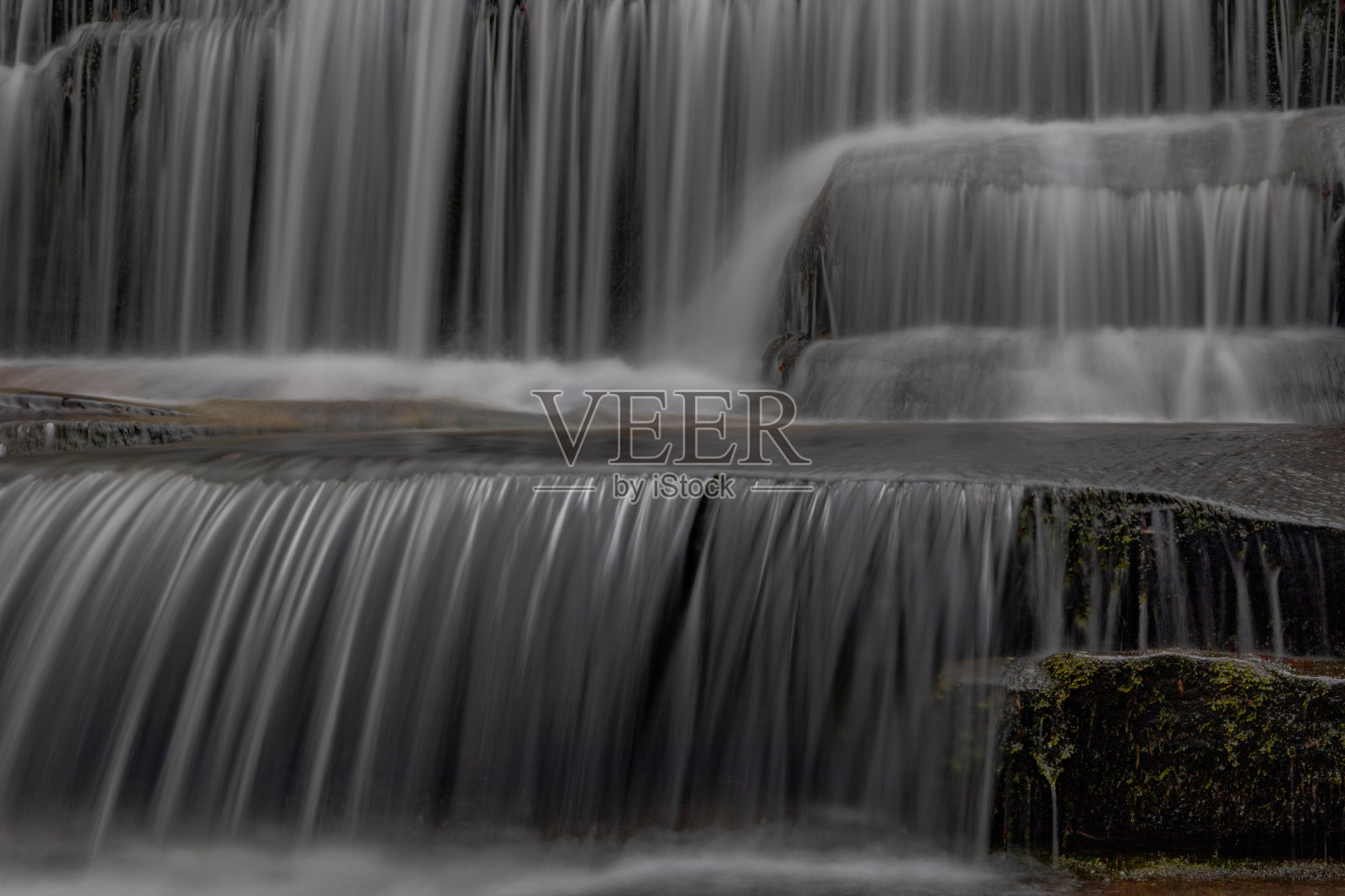 蓝岭山脉的瀑布照片摄影图片