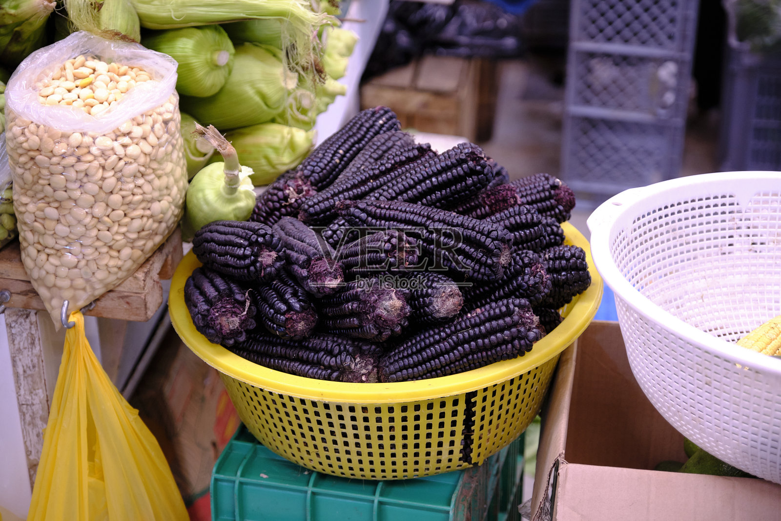 在基多的一个市场摊位上的紫玉米照片摄影图片