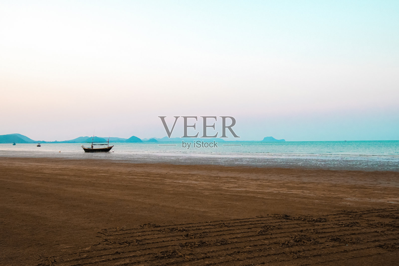 全景海景与传统渔船和美丽的蓝色海洋东南亚泰国照片摄影图片