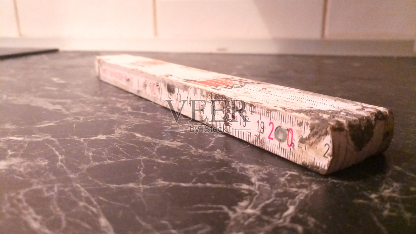 黑色大理石板上的折尺照片摄影图片