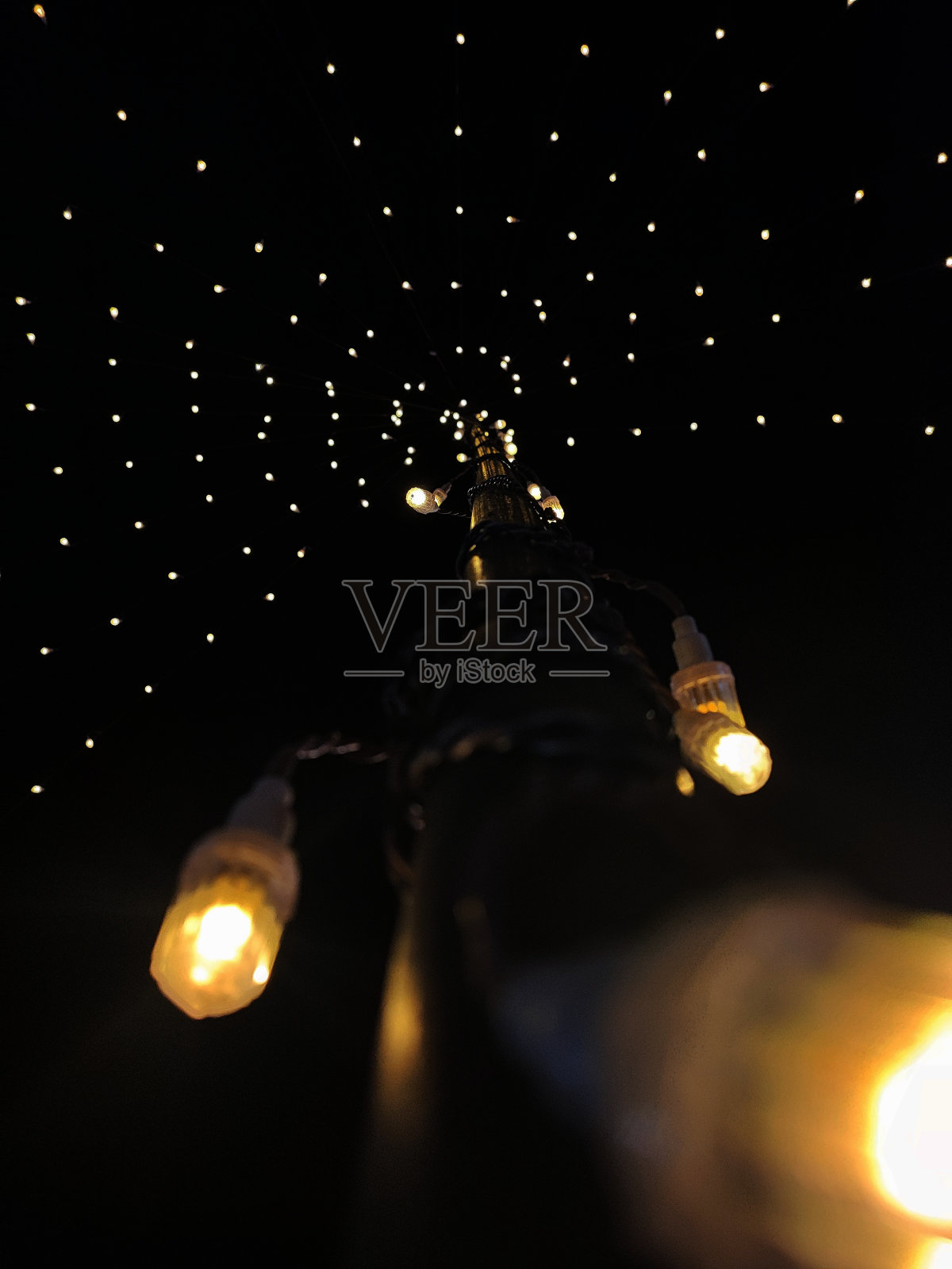 黑暗天空中的灯光照片摄影图片