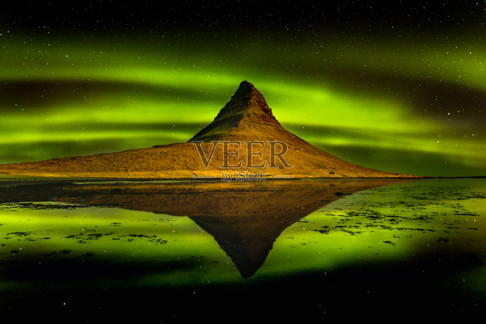 冰岛基尔朱上空的北极光照片摄影图片