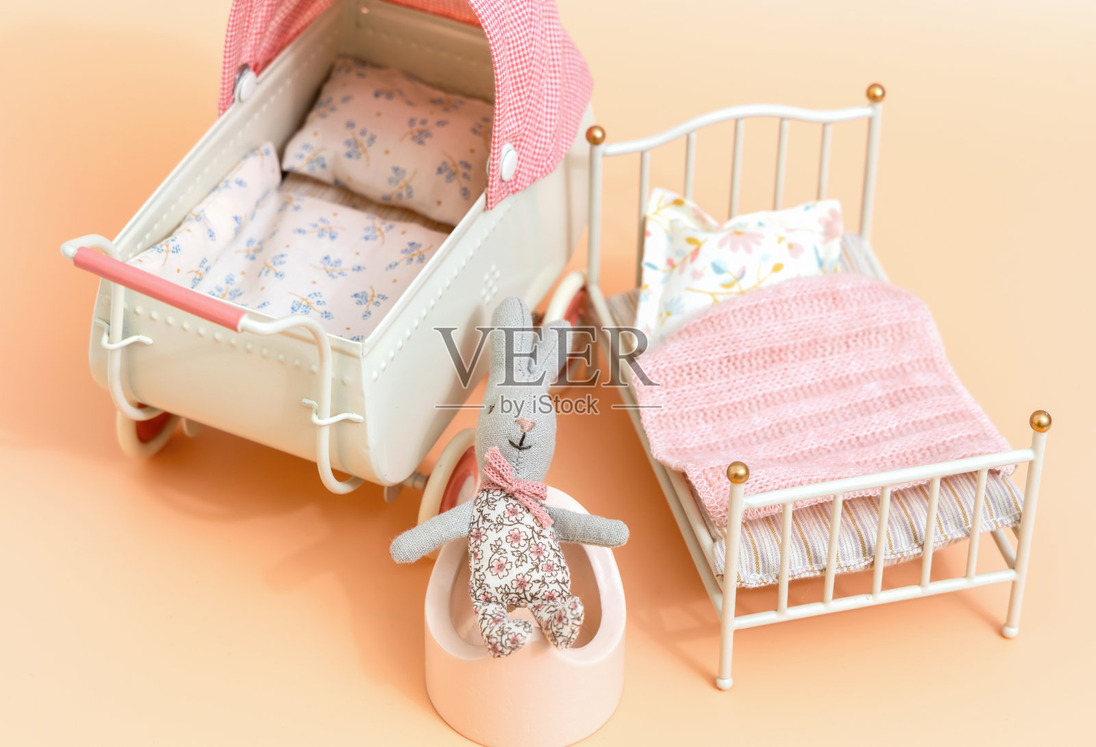 小兔子坐在便盆上。照片摄影图片