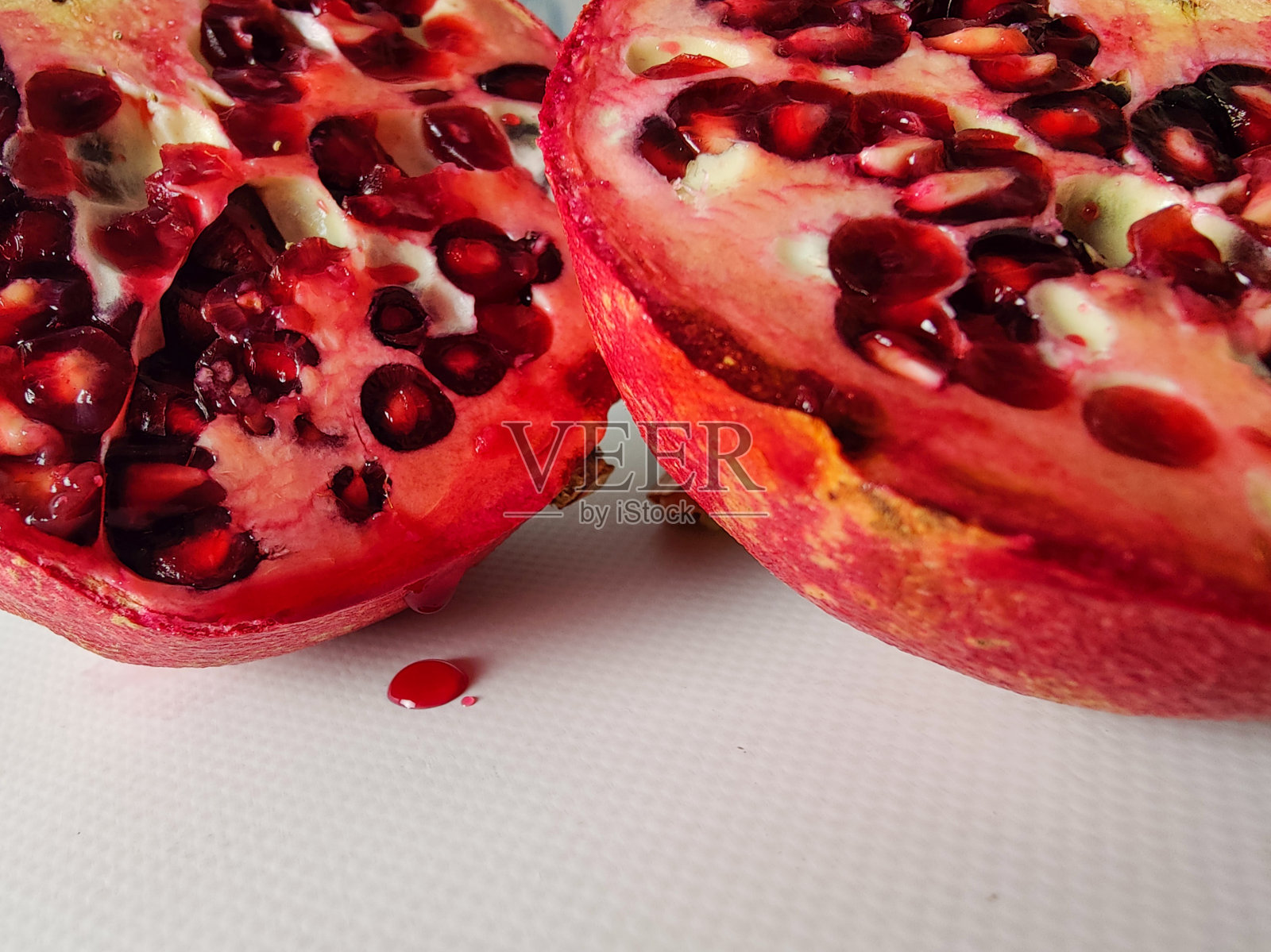 白色背景上有两个半石榴照片摄影图片