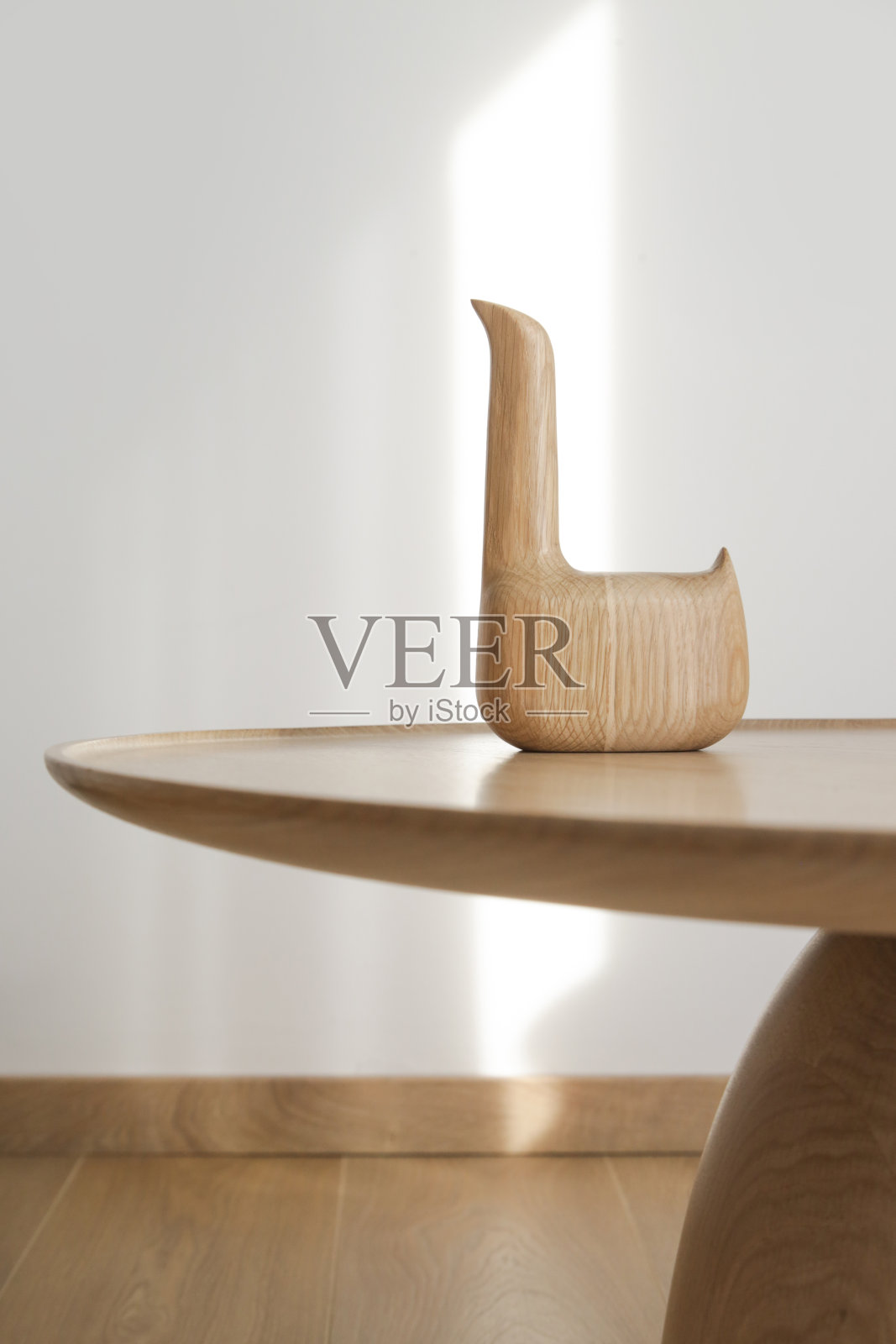 极简主义的家居装饰。手工木制鸟雕塑。装饰中心茶几装饰客厅。照片摄影图片