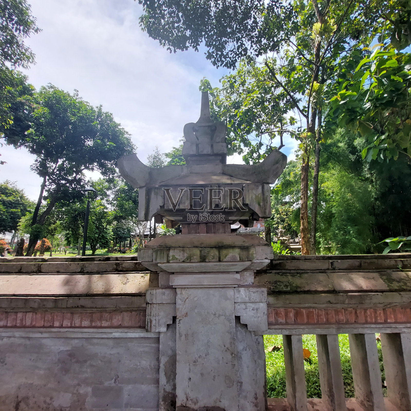 巴厘岛的观赏性建筑在树荫下，是礼拜场所和旅游目的地照片摄影图片