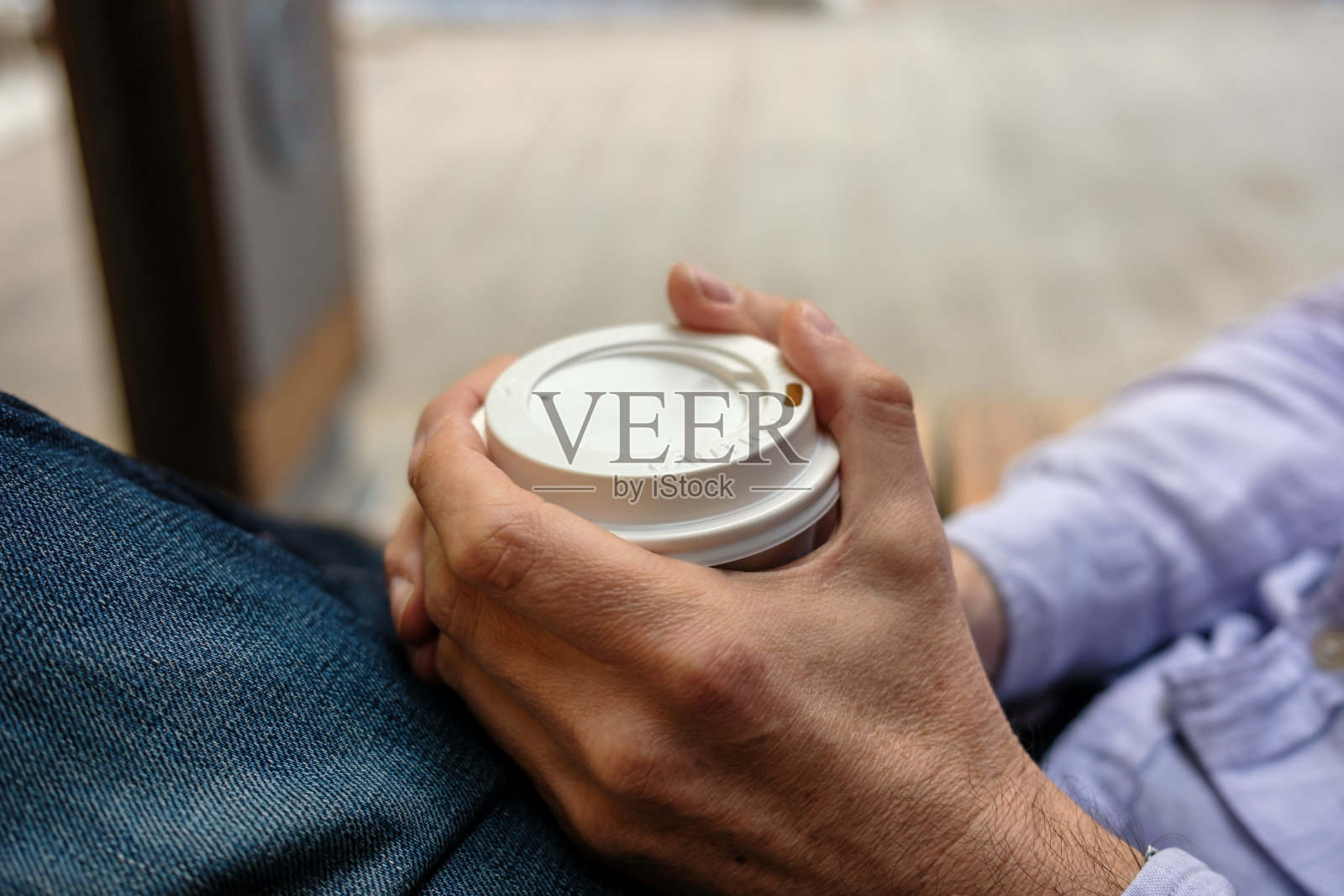 一个拿着外卖咖啡放松的男人。照片摄影图片