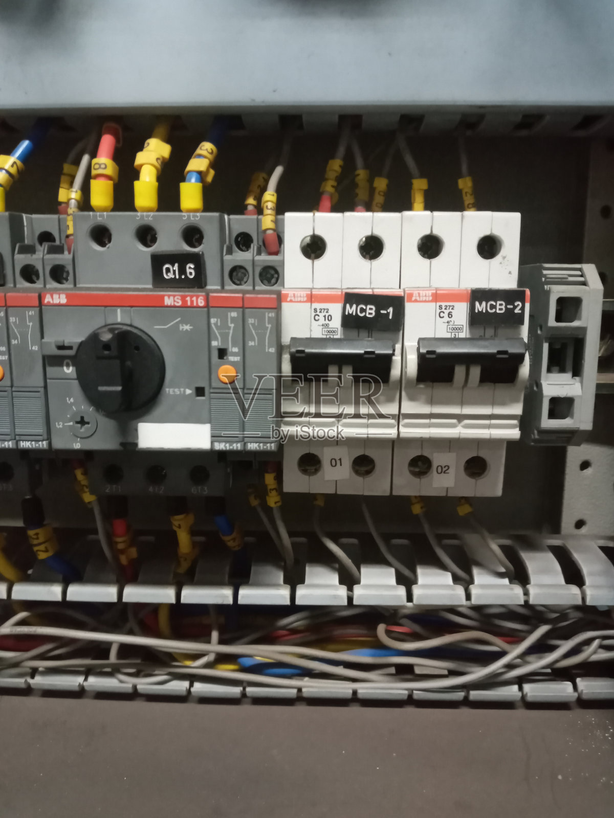 电气面板与连接的照片照片摄影图片