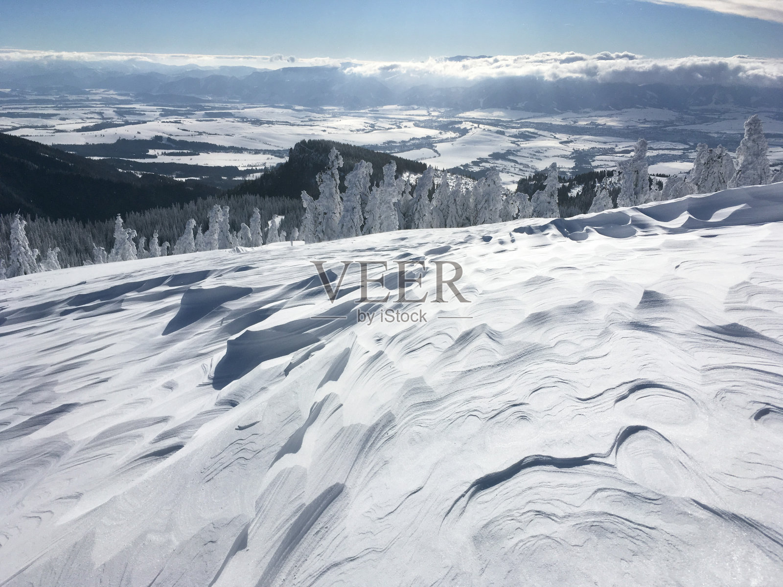 冬天在山上，下雪了照片摄影图片