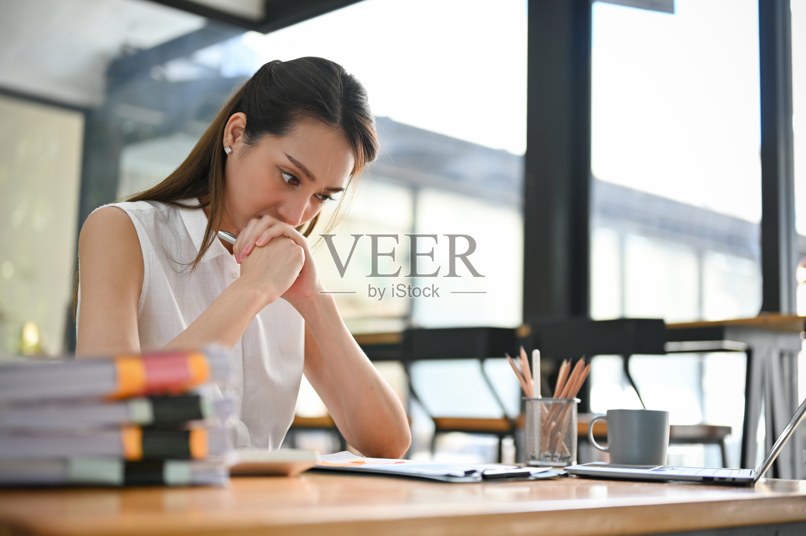 压力很大的亚洲女商人担心她的项目，计划和思考新的战略照片摄影图片