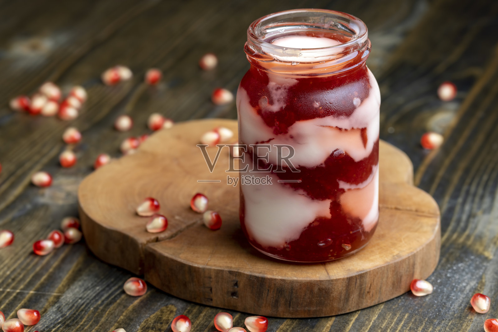 新鲜可口的石榴味牛奶酸奶照片摄影图片