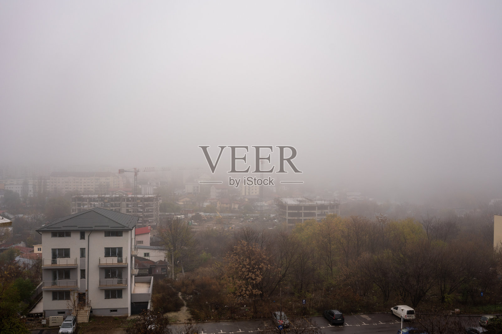 从高处俯瞰布加勒斯特市的浓雾照片摄影图片