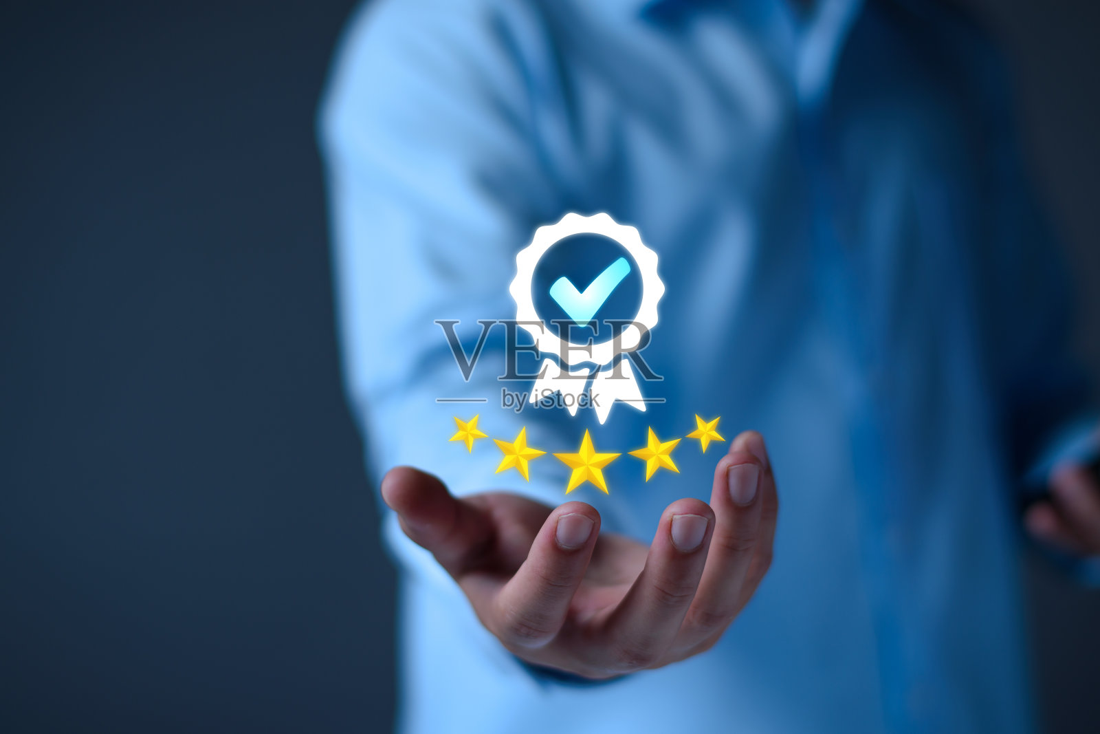 品质保证理念。商务人士展示高品质保证标志，优质服务，优质服务，数字签名，优质服务保证，卓越服务，高品质，卓越保证照片摄影图片