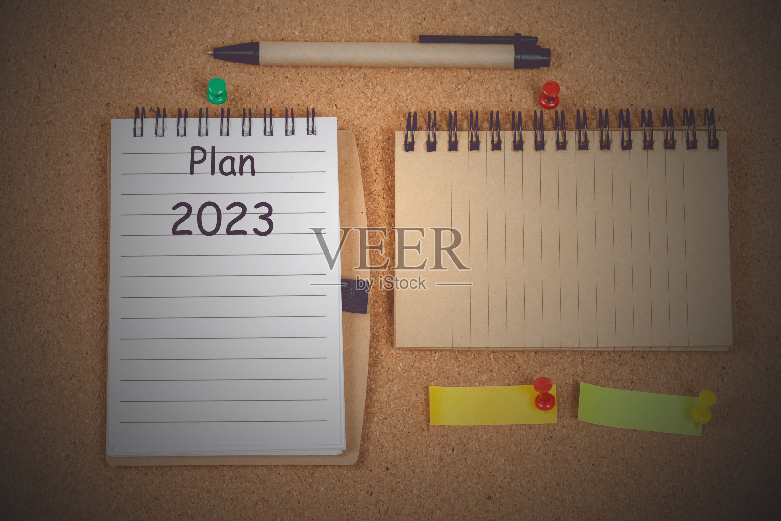 计划Booknote与文本新年2023的背景。照片摄影图片