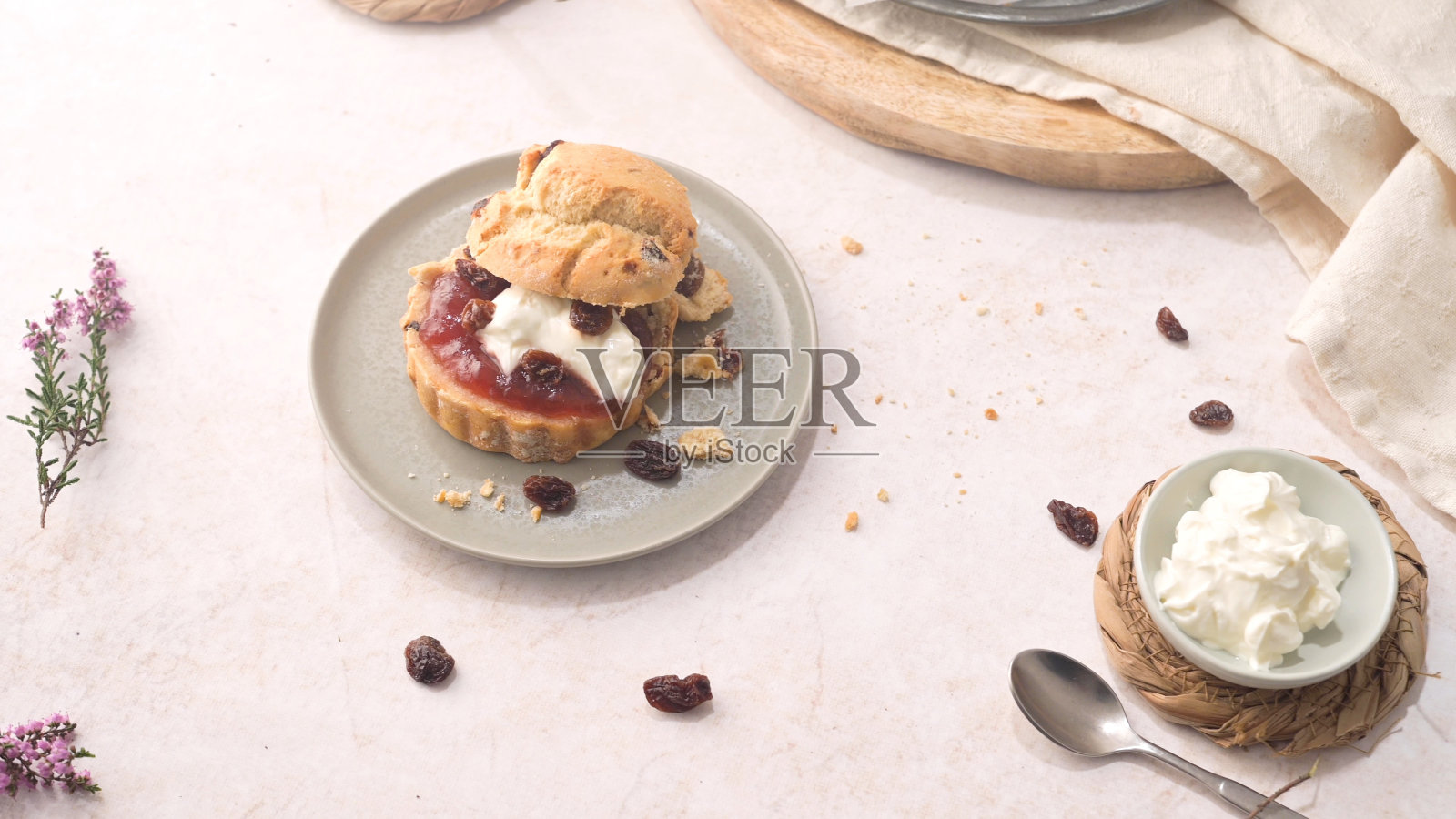 草莓酱和奶油司康饼照片摄影图片