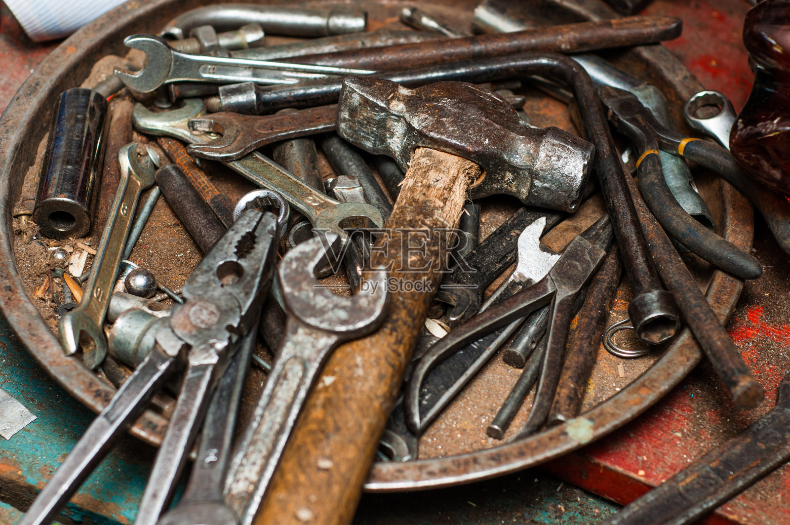 托盘上有车库工具，锤子，开口扳手和钳子照片摄影图片