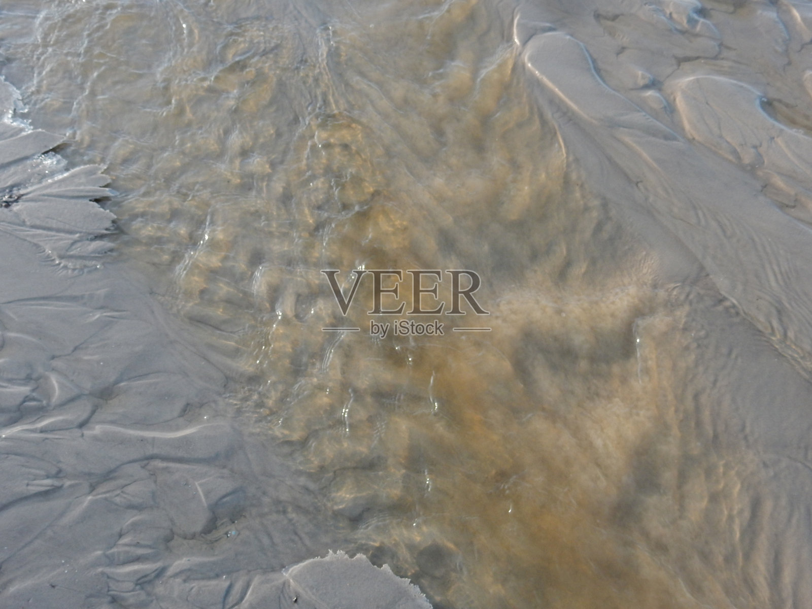 自然纹理背景透明流动的水在沙底照片摄影图片