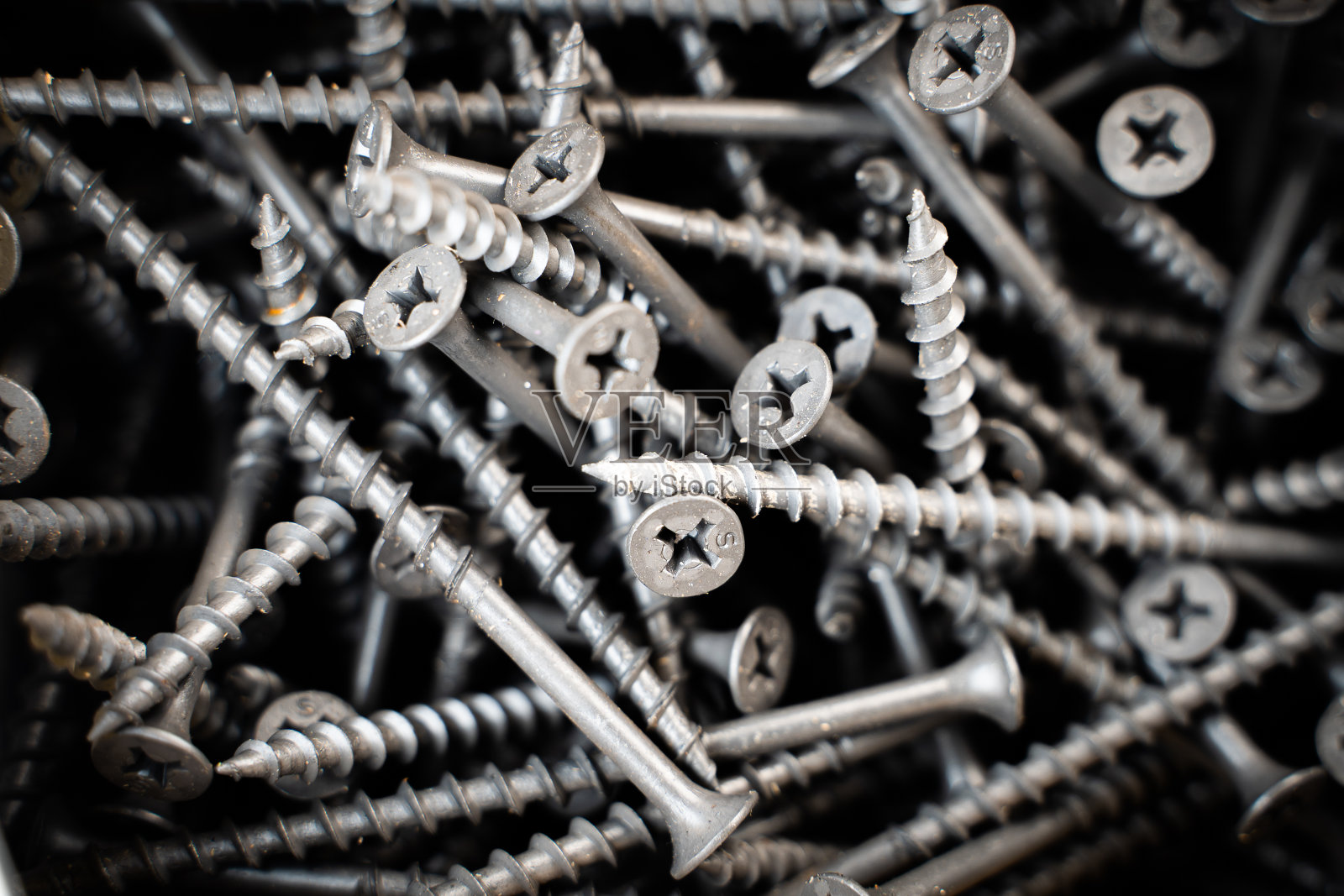 长黑色木螺丝特写。通用建筑材料照片摄影图片