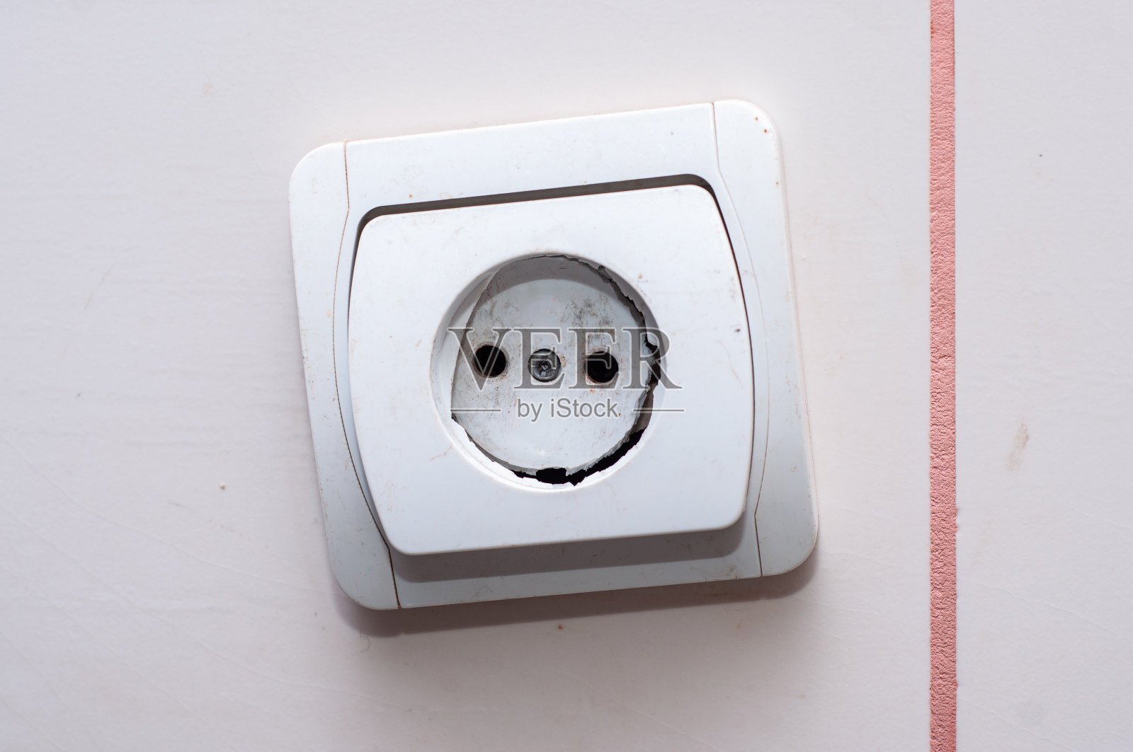 破碎的住房;塑料墙插座;有裂纹的插座照片摄影图片