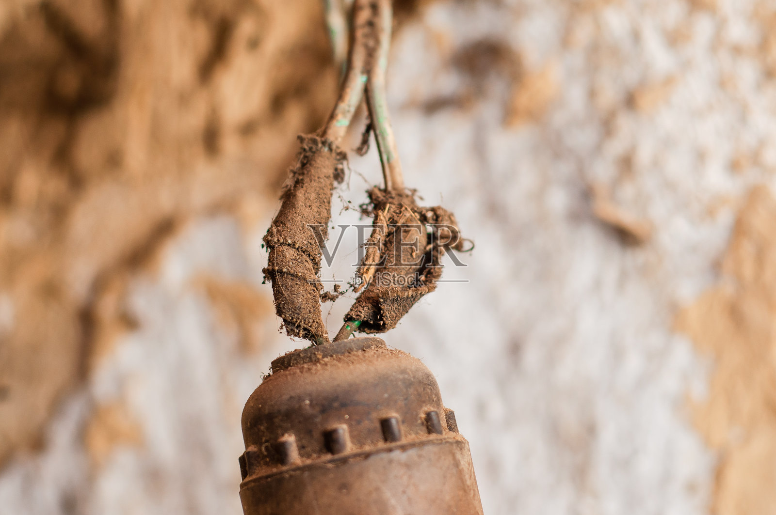 灯泡电线隔离在旧破布电气胶带特写照片摄影图片