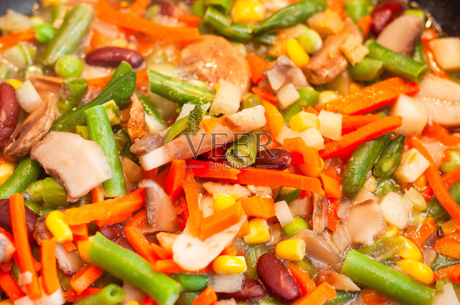 现成的蔬菜炖胡萝卜，玉米，芦笋和蘑菇在锅里照片摄影图片