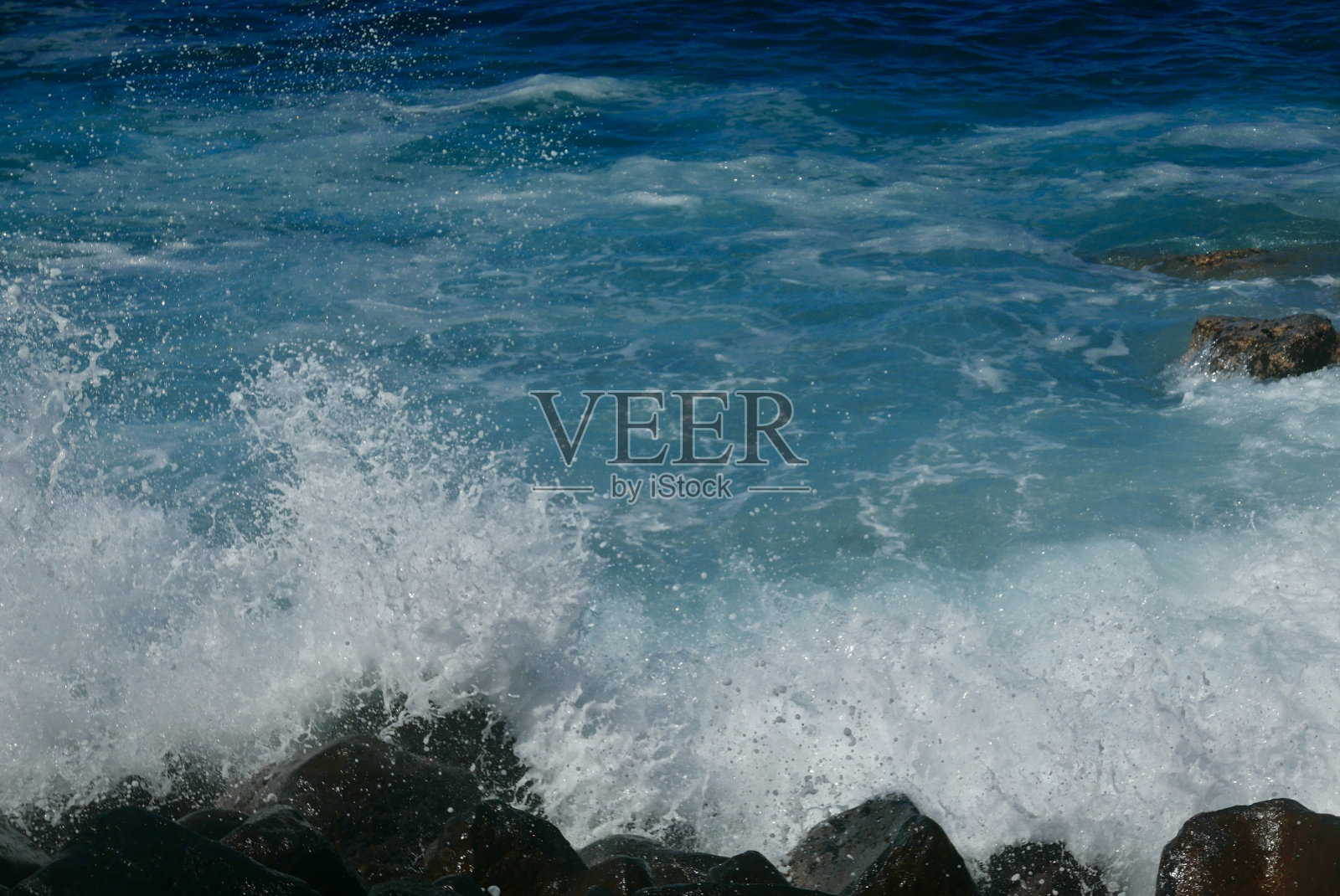 海浪撞击岩石照片摄影图片