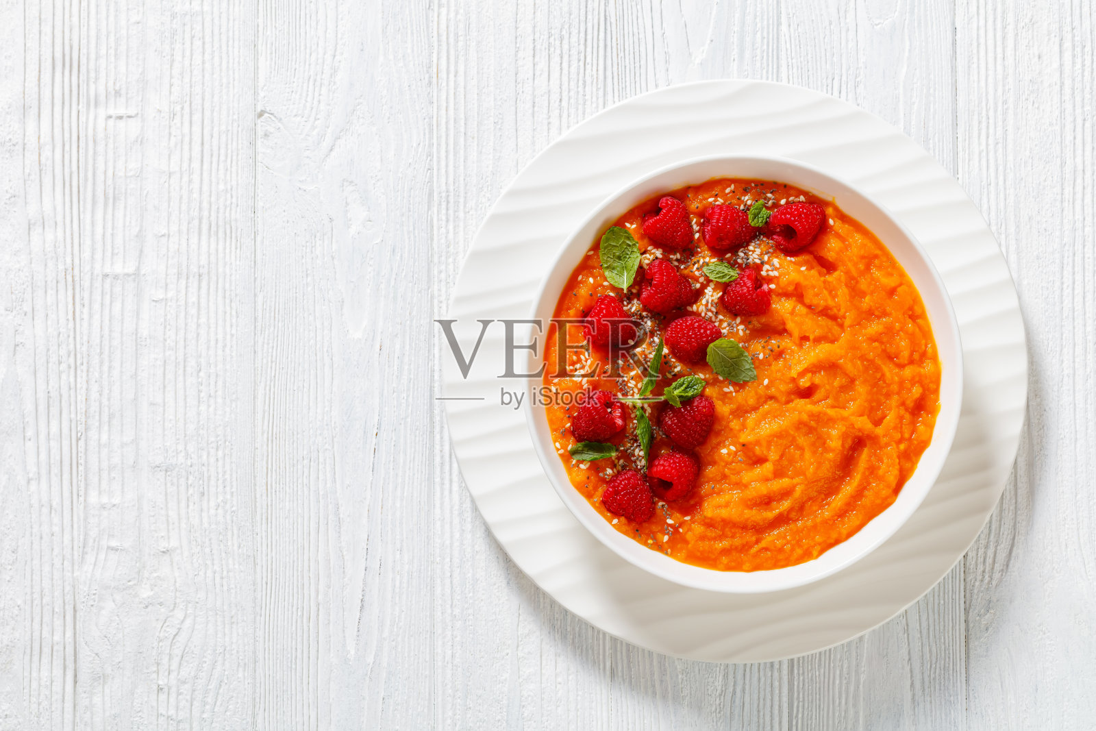 甜土豆泥上面有新鲜的覆盆子照片摄影图片