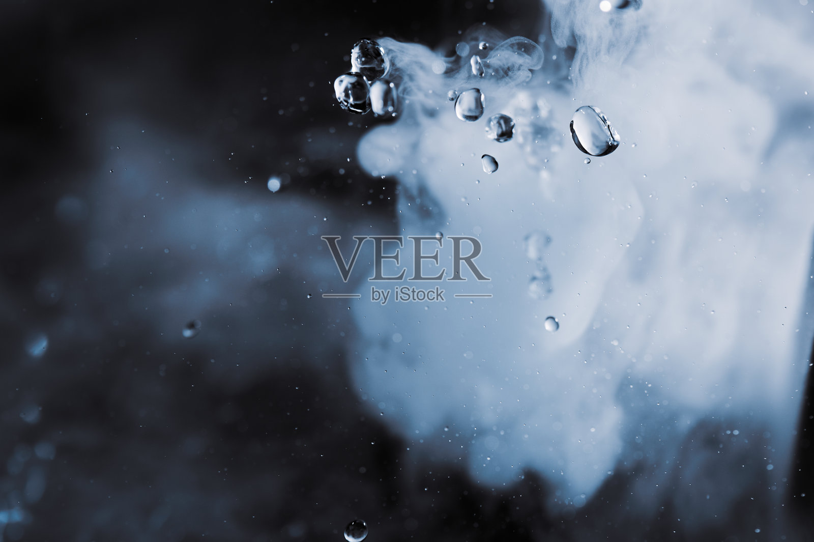 沸水飞溅与蒸汽黑色背景特写照片摄影图片